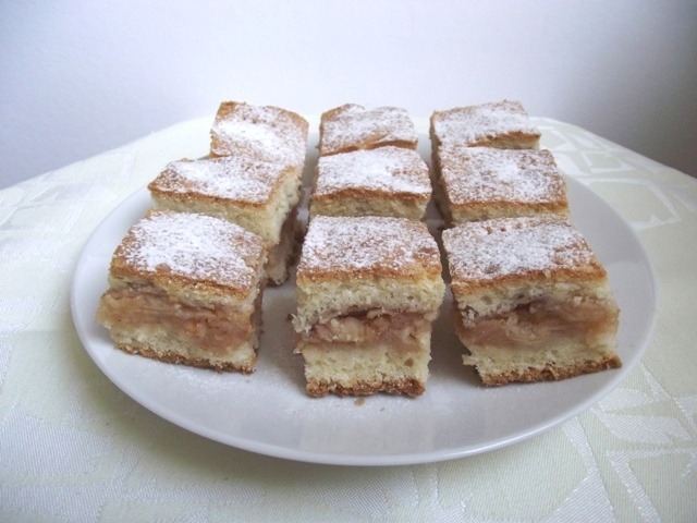 Almás pite tálalva 