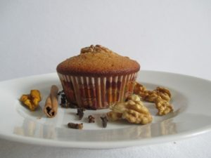 Mézes-diós muffin - tányéron