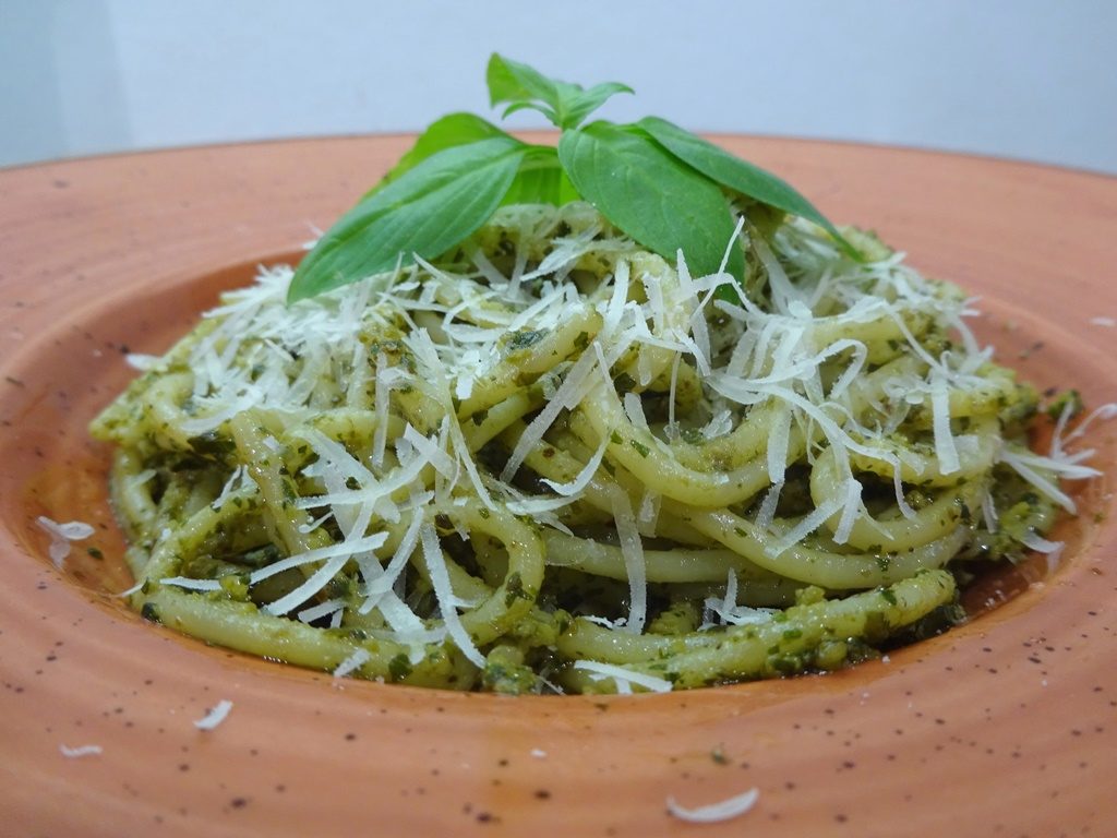 Pestos spagetti tálalva